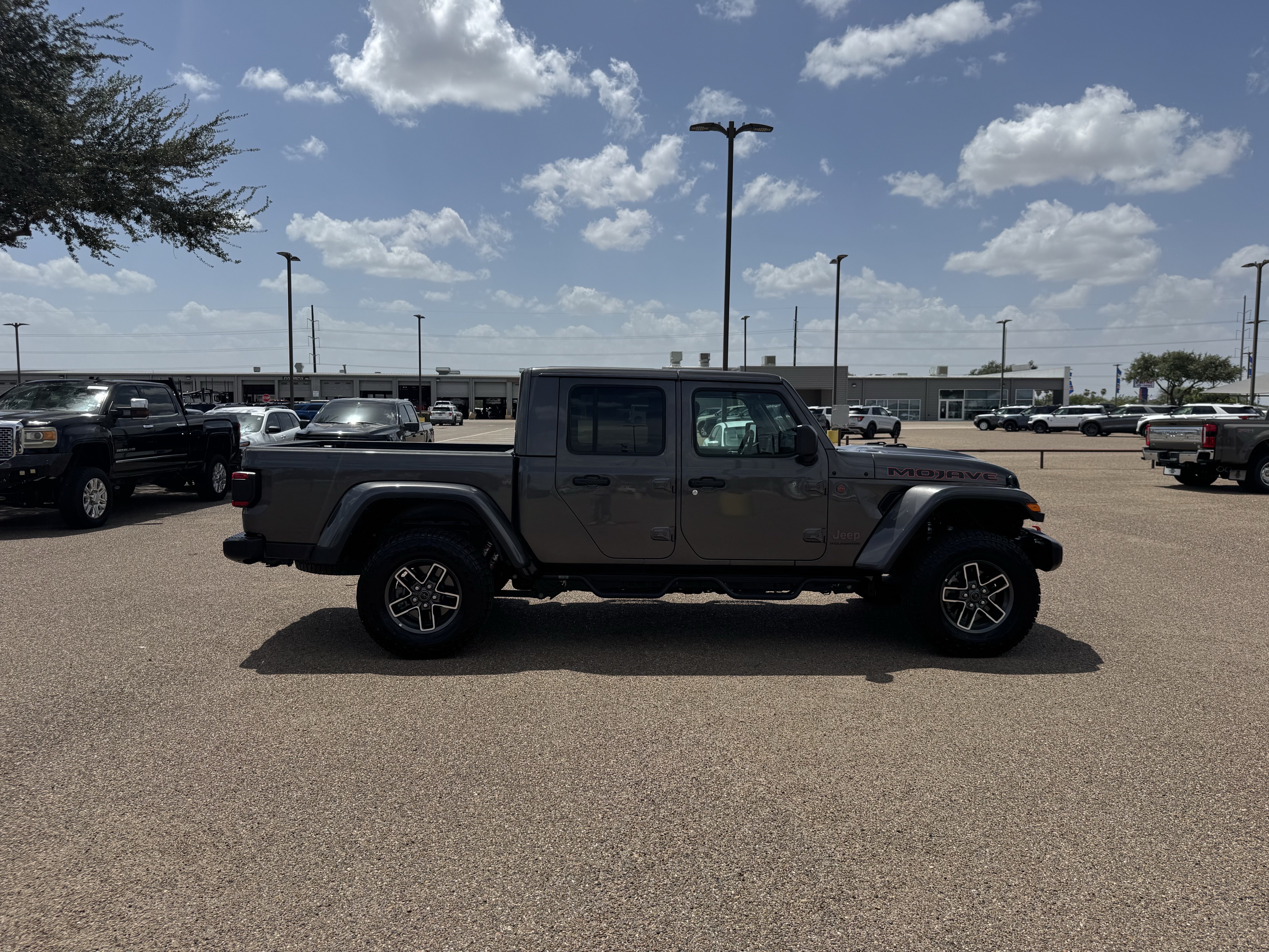 Used 2025 Jeep Gladiator Mojave AWD/4WD image 4
