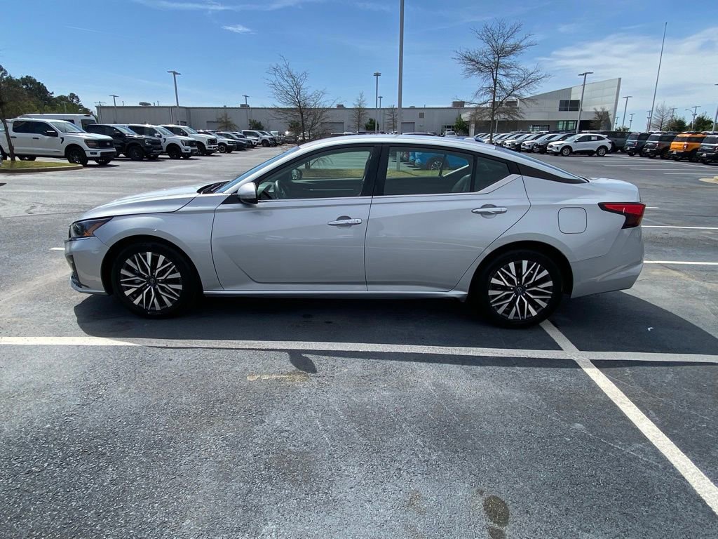 Used 2023 Nissan Altima 2.5 SV image 2