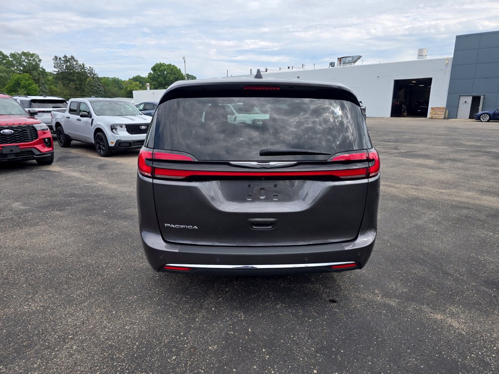 Used 2023 Chrysler Pacifica Touring-L FWD image 4