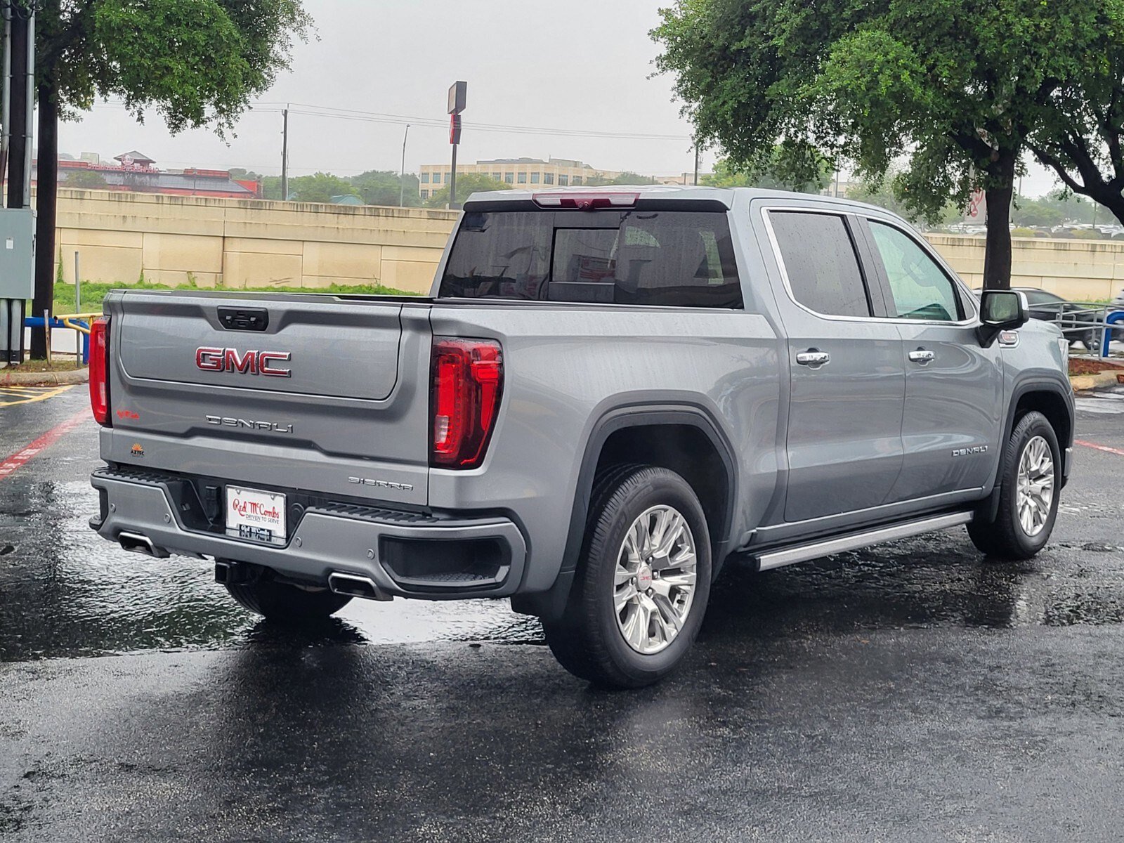 Used 2023 GMC Sierra 1500 Denali w/ Technology Package AWD/4WD image 3