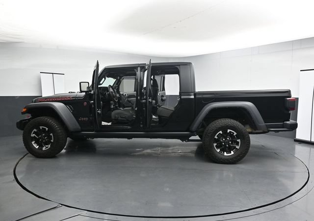 Used 2024 Jeep Gladiator Rubicon w/ Technology Group AWD/4WD image 37