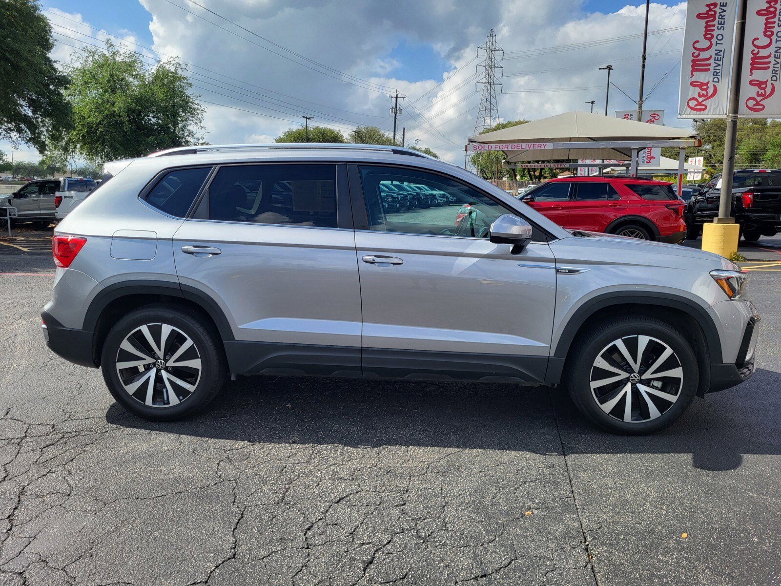 Used 2024 Volkswagen Taos SE FWD image 2