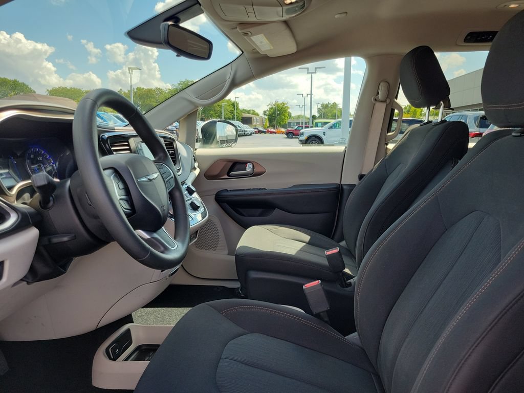 Used 2017 Chrysler Pacifica LX w/ Tire & Wheel Group FWD image 18