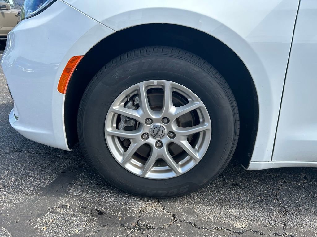 Used 2023 Chrysler Pacifica Touring-L FWD image 12