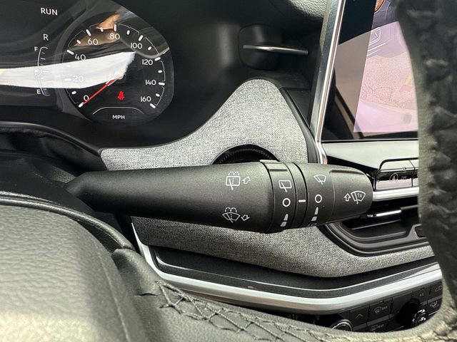 Used 2024 Jeep Compass Latitude image 30