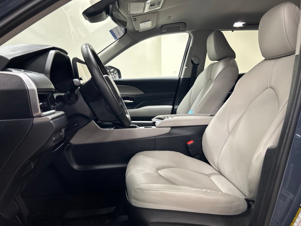 Used 2024 Toyota Grand Highlander AWD image 11