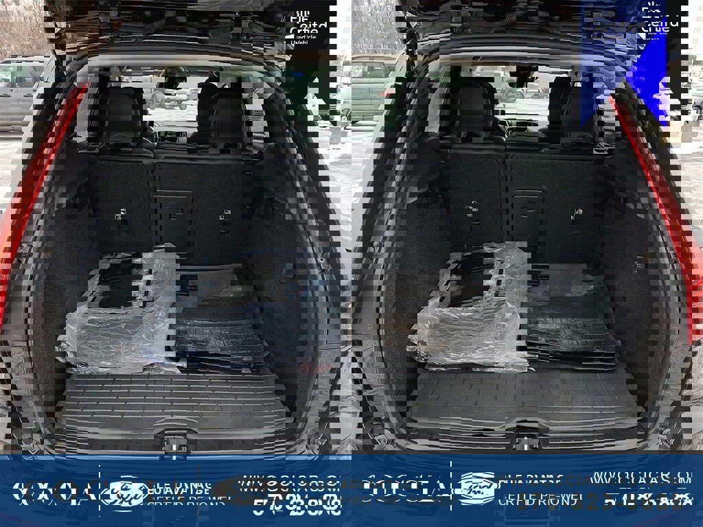 Used 2020 Volvo XC40 T5 Momentum w/ Protection Package Premier image 28