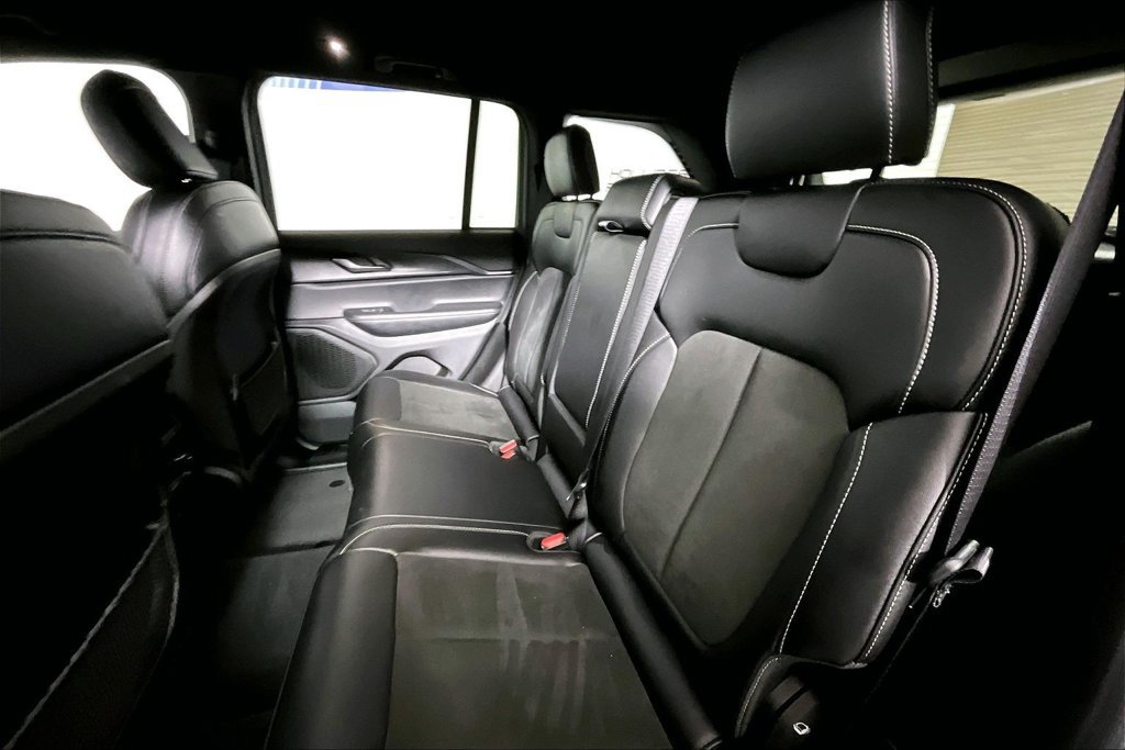 Used 2025 Jeep Grand Cherokee Altitude AWD/4WD image 21
