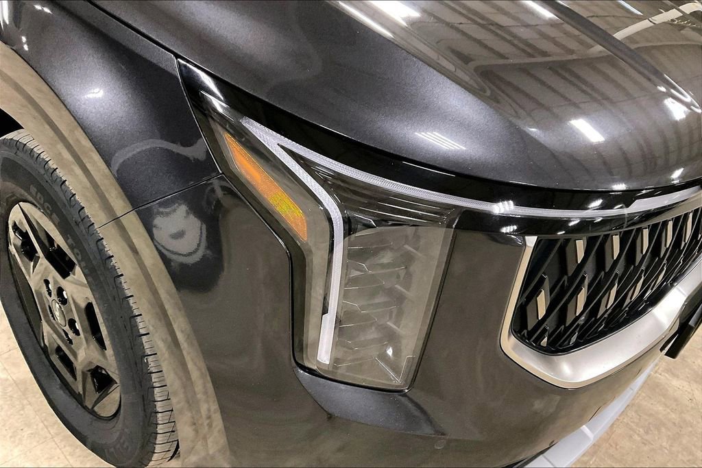 Used 2025 Kia Carnival FWD image 27