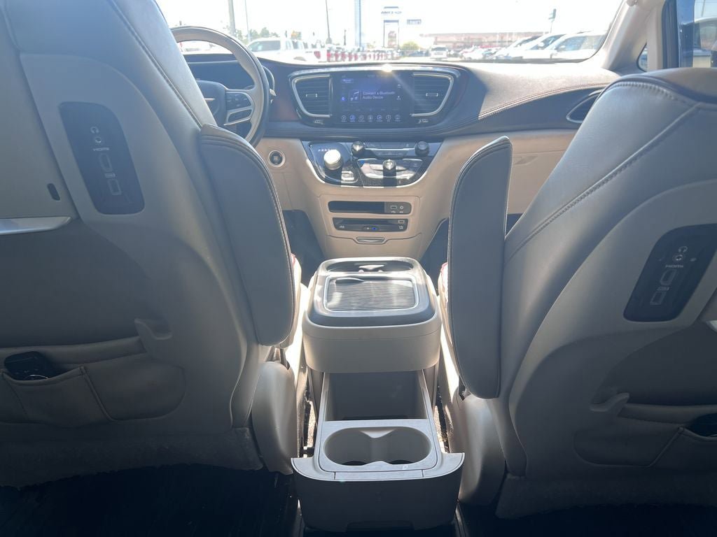 Used 2017 Chrysler Pacifica Limited w/ UConnect Theater Package FWD image 30
