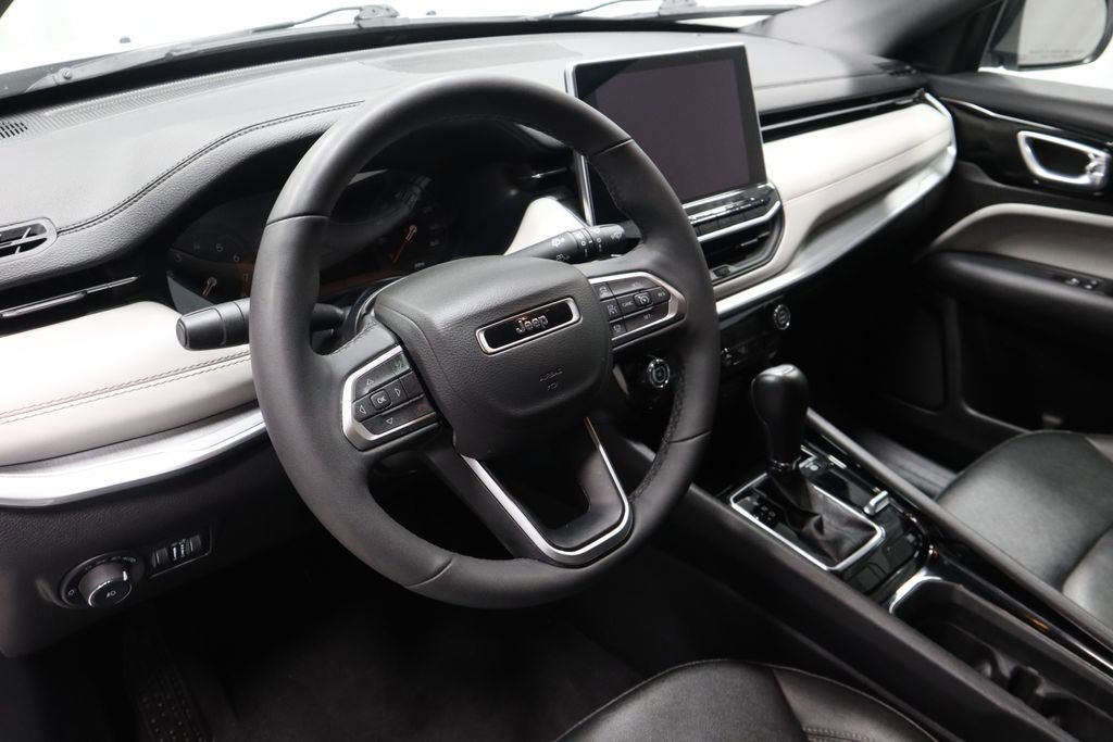 Used 2025 Jeep Compass Limited image 24