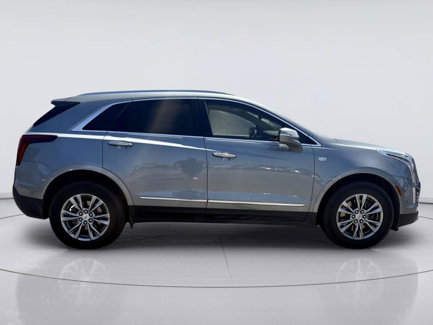 Used 2023 Cadillac XT5 Premium Luxury w/ Technology Package FWD image 2