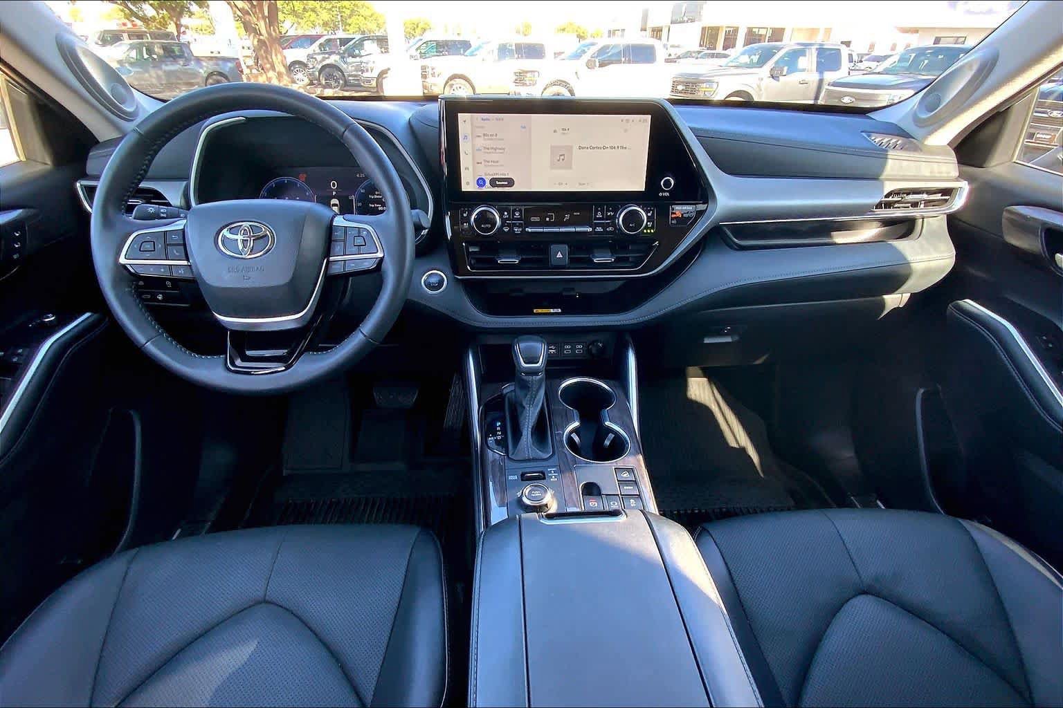 Used 2025 Toyota Highlander Limited AWD/4WD image 16