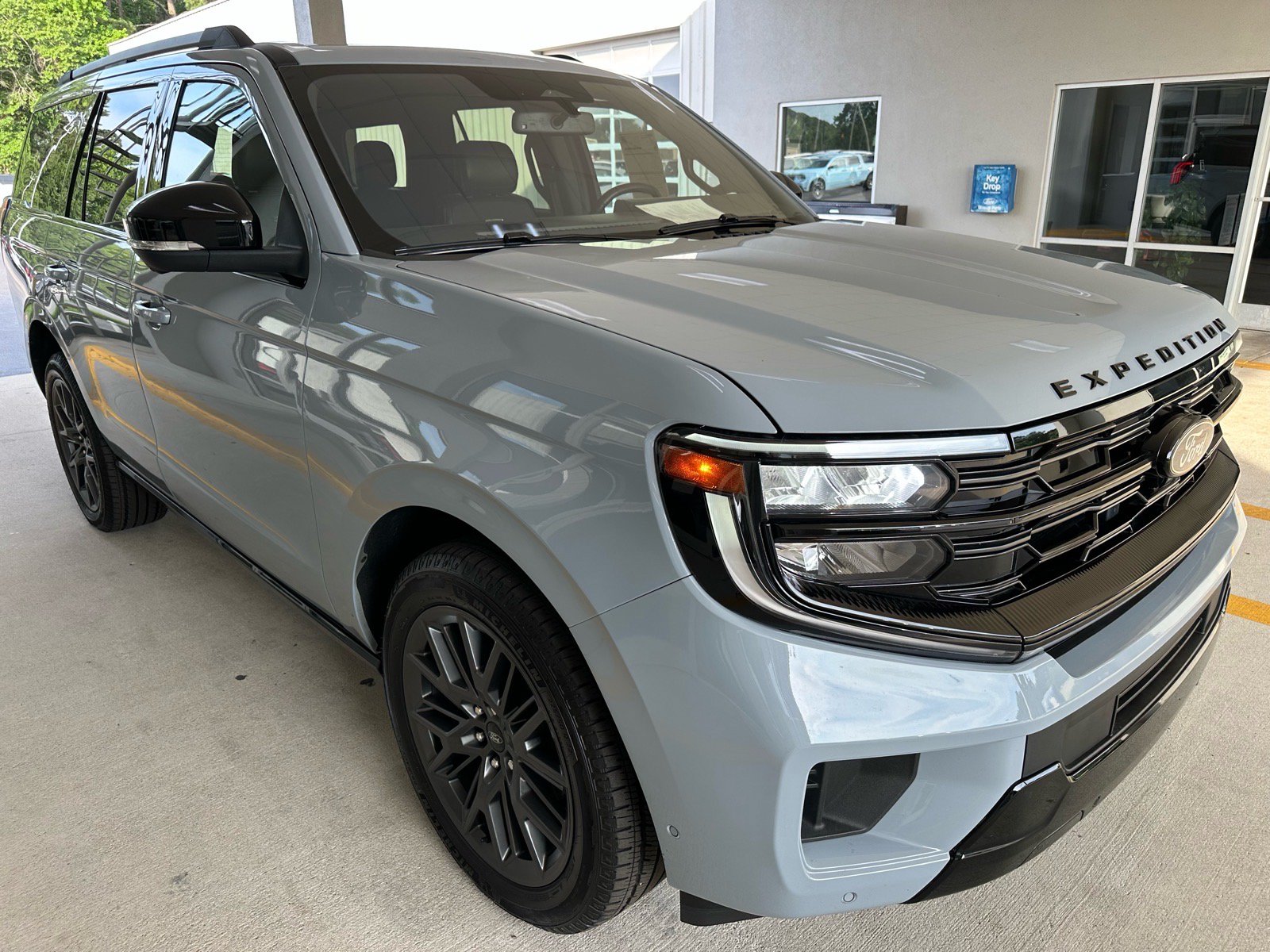 Certified 2025 Ford Expedition Platinum w/ Stealth Performance Package AWD/4WD image 9