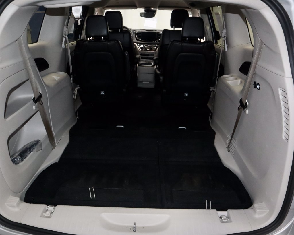 Used 2024 Chrysler Pacifica Touring-L FWD image 13