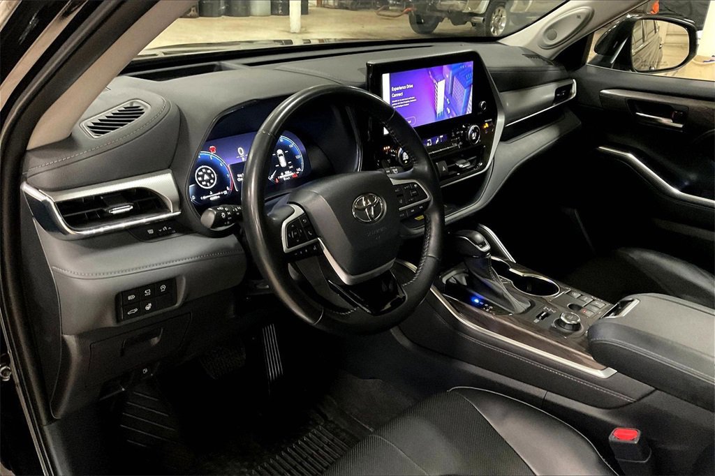 Used 2023 Toyota Highlander Platinum image 13