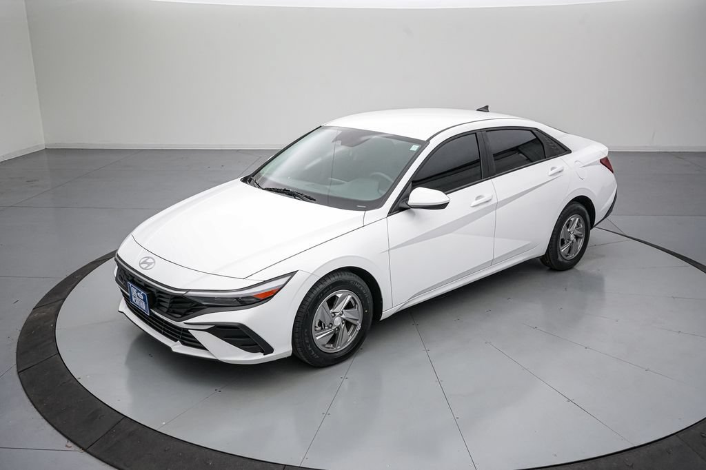Used 2025 Hyundai Elantra SE FWD image 8