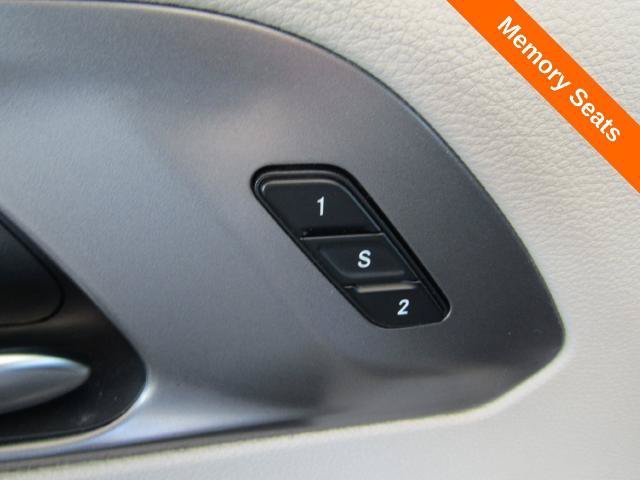 Used 2023 Chrysler Pacifica Touring-L FWD image 6