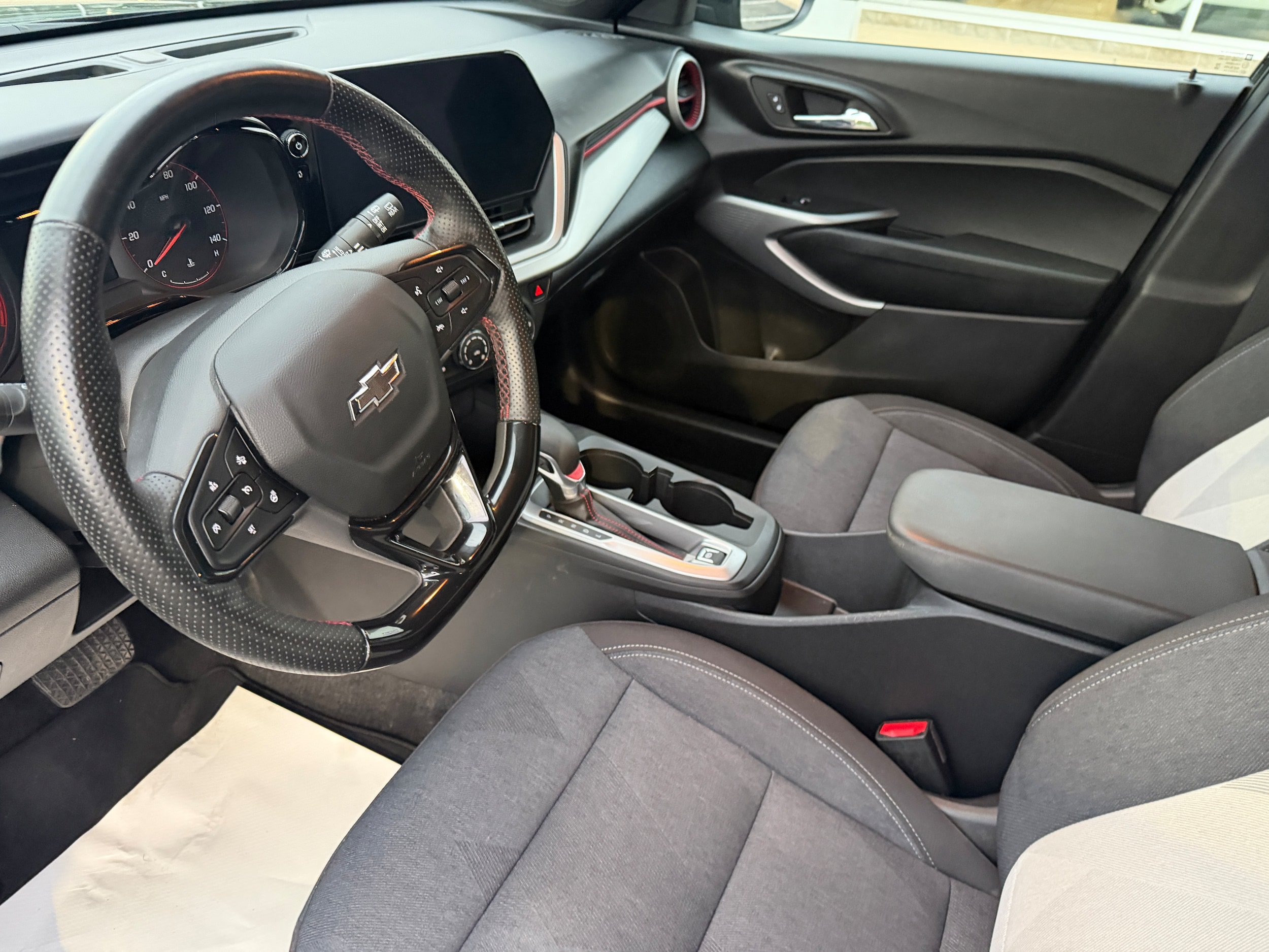 Used 2024 Chevrolet Trax RS FWD image 16