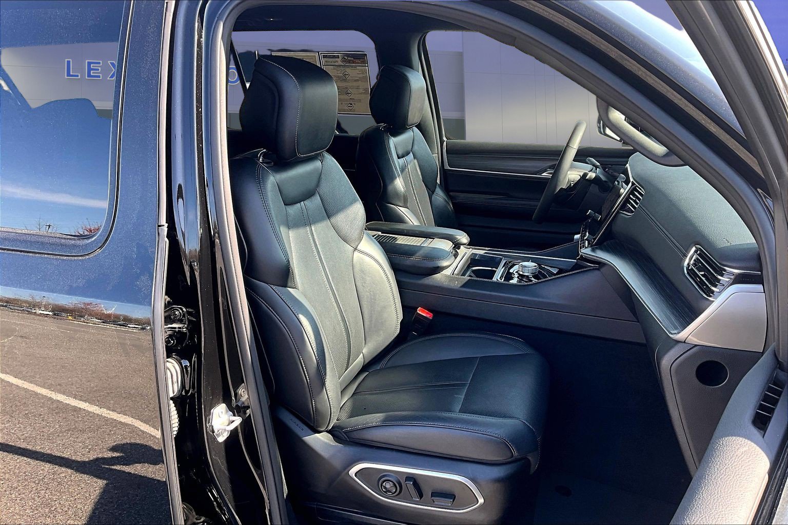 Used 2024 Jeep Wagoneer L Series II w/ Flexible Seating Group AWD/4WD image 30