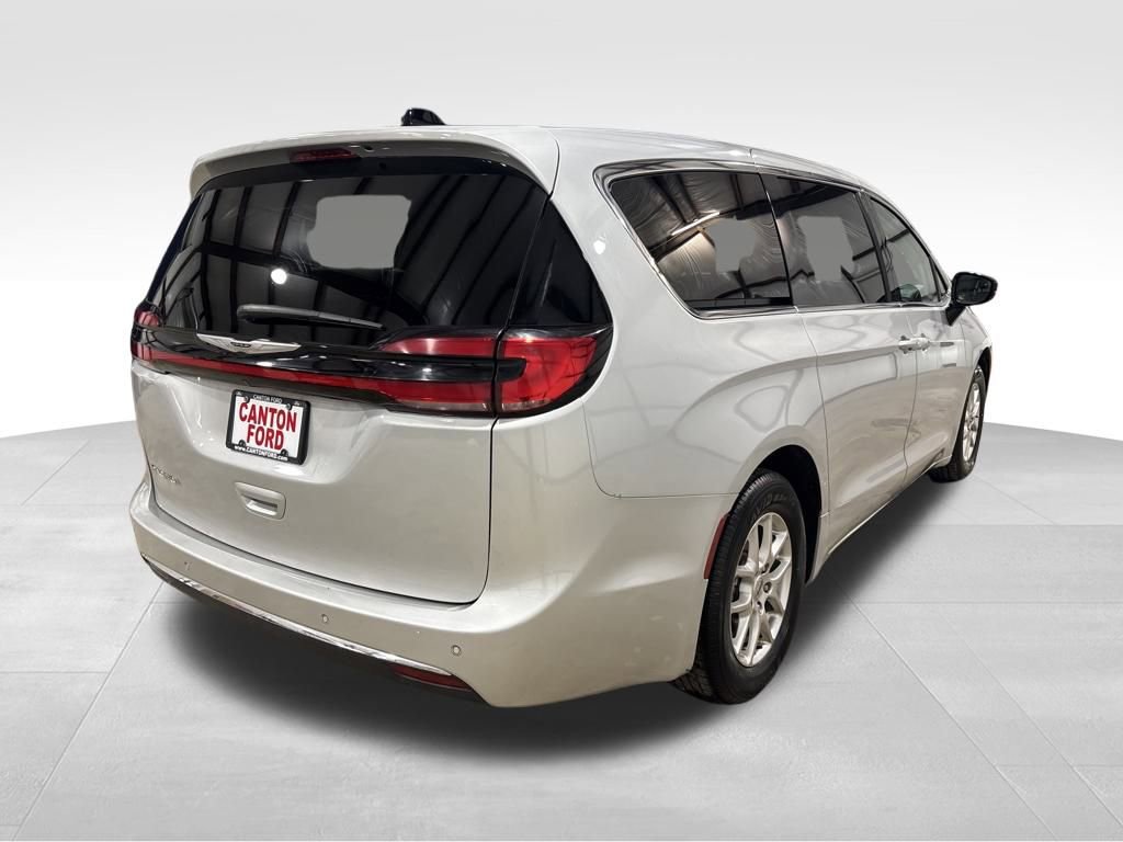 Used 2024 Chrysler Pacifica Touring-L image 6