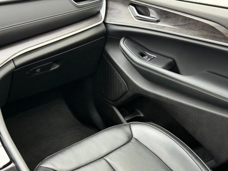 Used 2024 Jeep Grand Cherokee L Limited w/ Luxury Tech Group II image 15