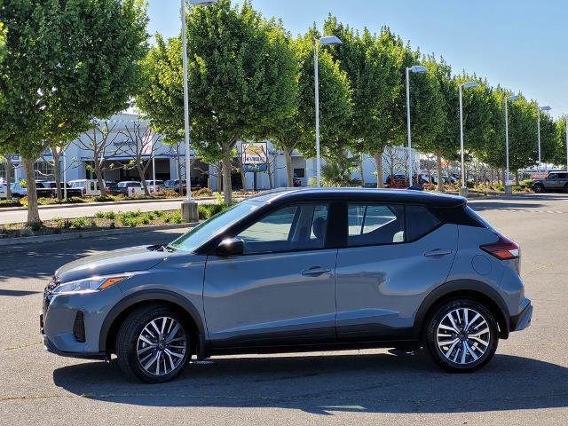 Used 2022 Nissan Kicks SV image 2