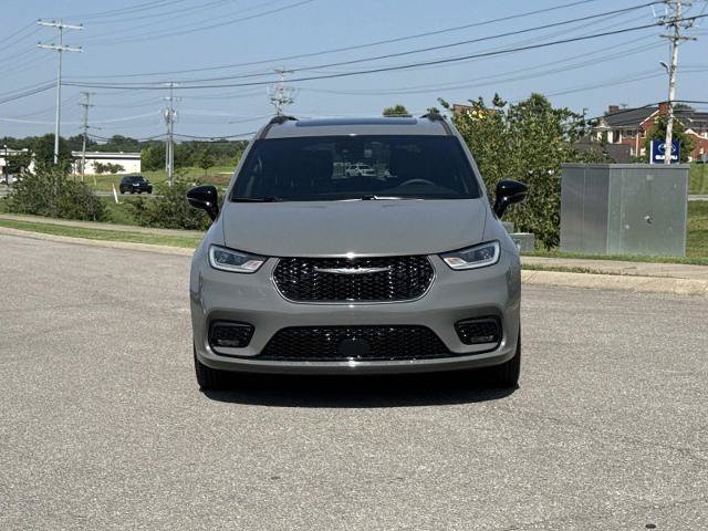 Used 2025 Chrysler Pacifica Limited FWD image 2