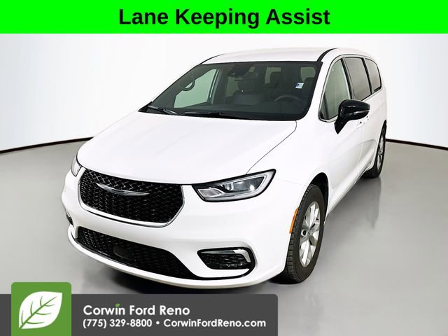 Used 2025 Chrysler Pacifica Select AWD/4WD image 3
