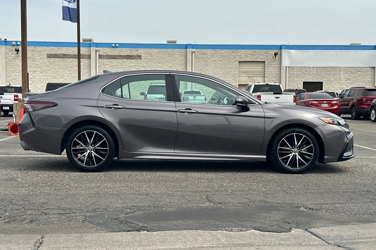 Used 2023 Toyota Camry SE image 6