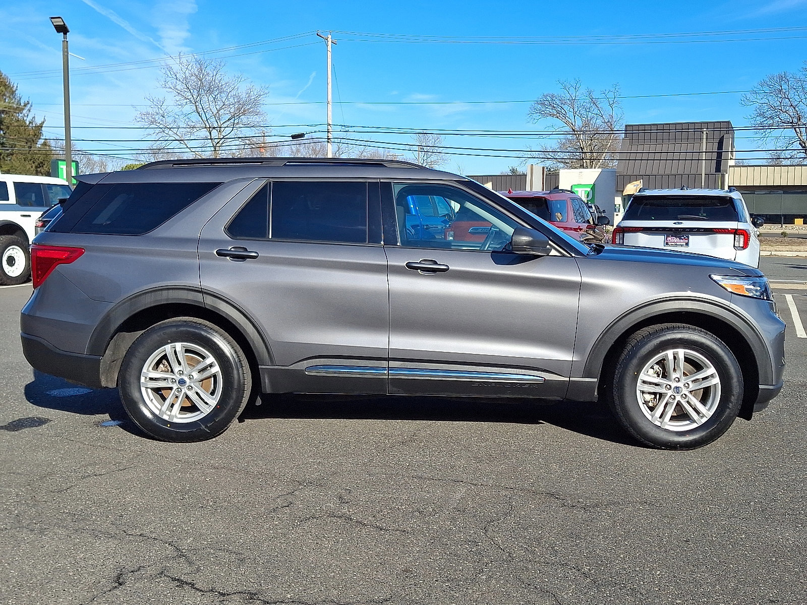 Certified 2024 Ford Explorer XLT image 3