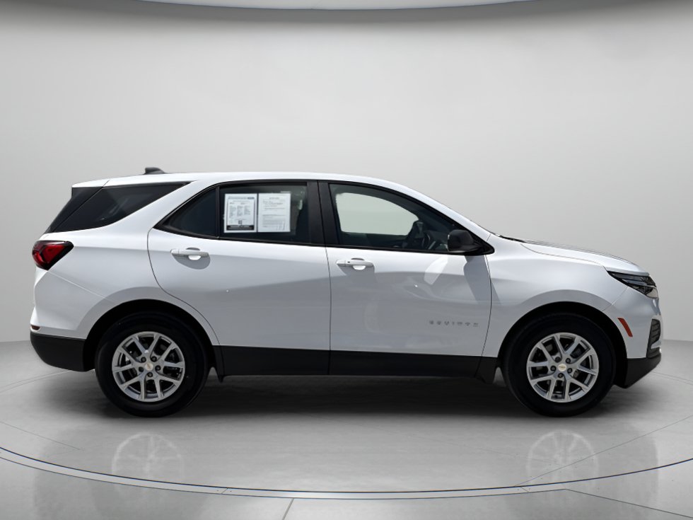 Used 2024 Chevrolet Equinox LS FWD image 2