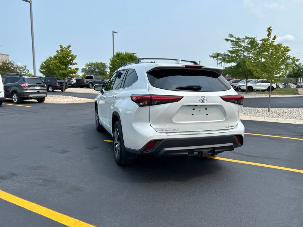 Used 2022 Toyota Highlander XLE AWD/4WD image 9