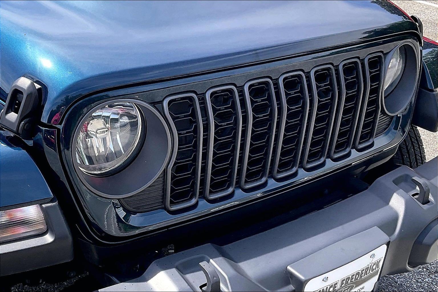 Used 2025 Jeep Gladiator Sport w/ Premium Package AWD/4WD image 30