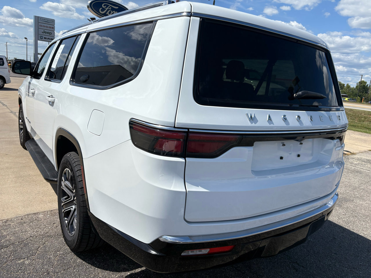 Used 2024 Jeep Wagoneer L Series II w/ Flexible Seating Group image 3