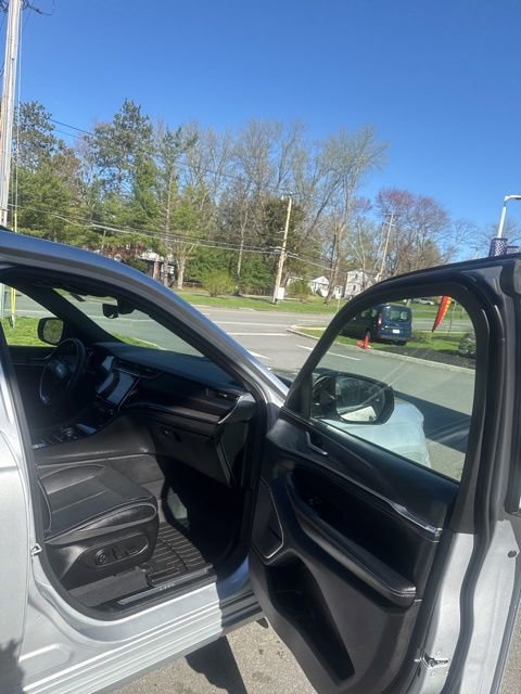 Used 2023 Jeep Grand Cherokee Overland AWD/4WD image 18