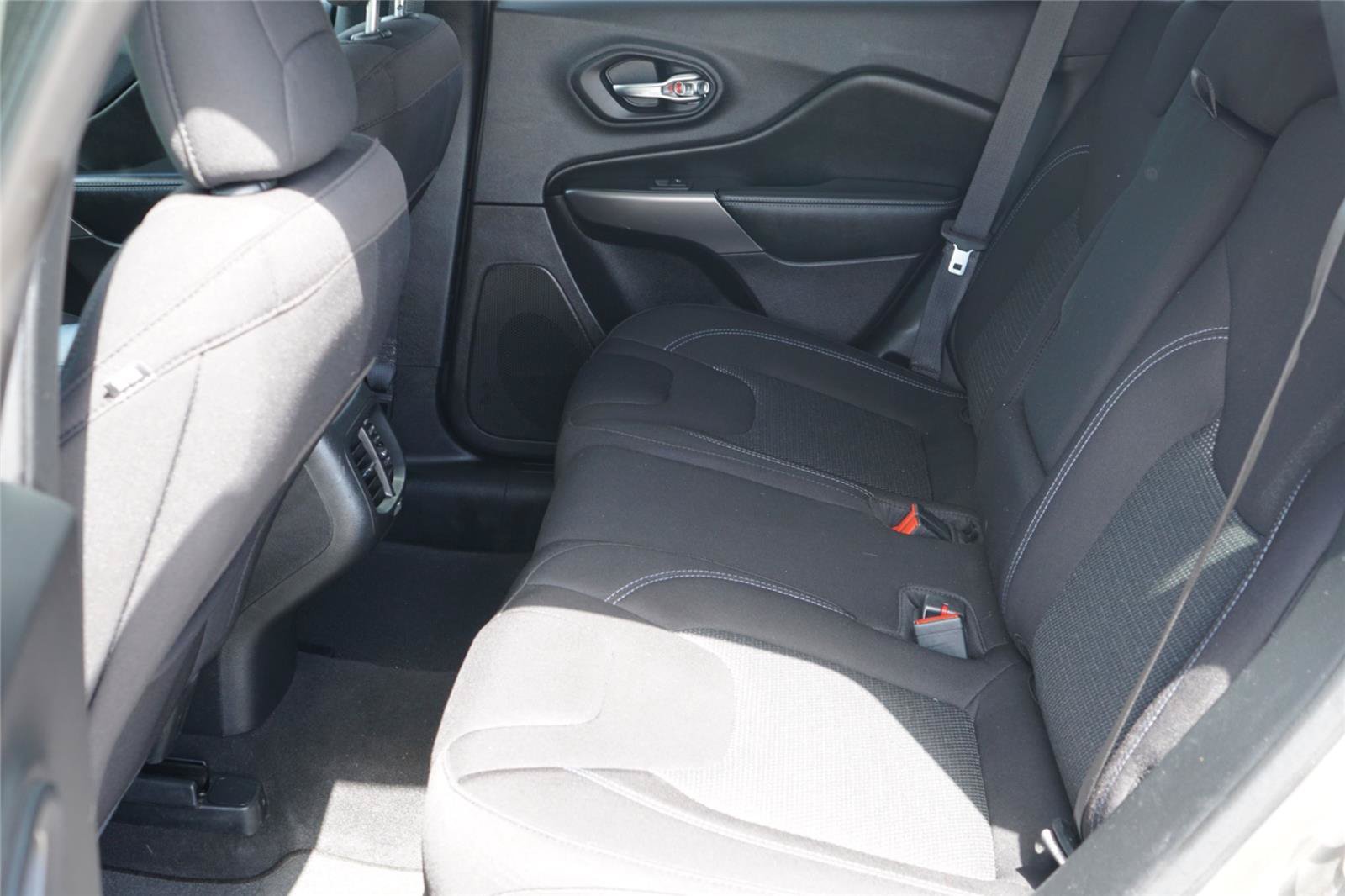 Used 2020 Jeep Cherokee Latitude FWD image 21