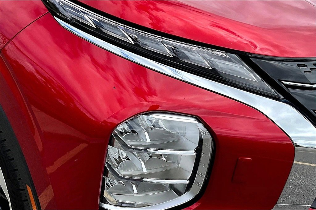 Used 2023 Mitsubishi Outlander SE image 28