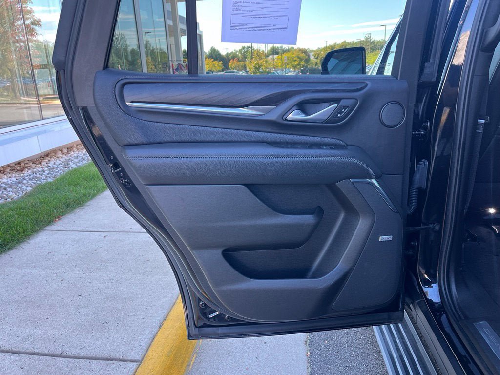 Used 2022 GMC Yukon Denali w/ Denali Premium Package AWD/4WD image 18
