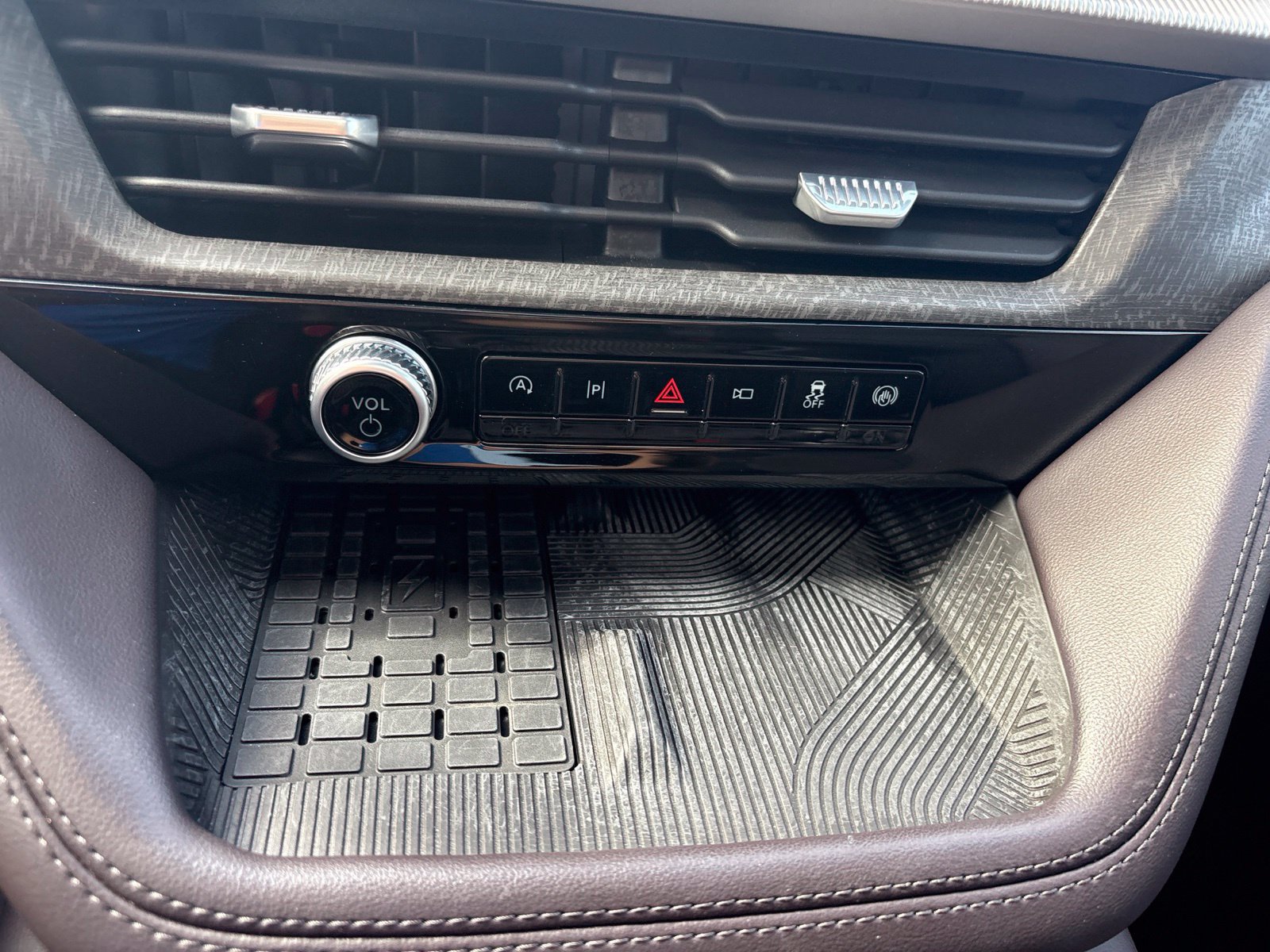 Certified 2025 Ford Explorer Platinum RWD image 30