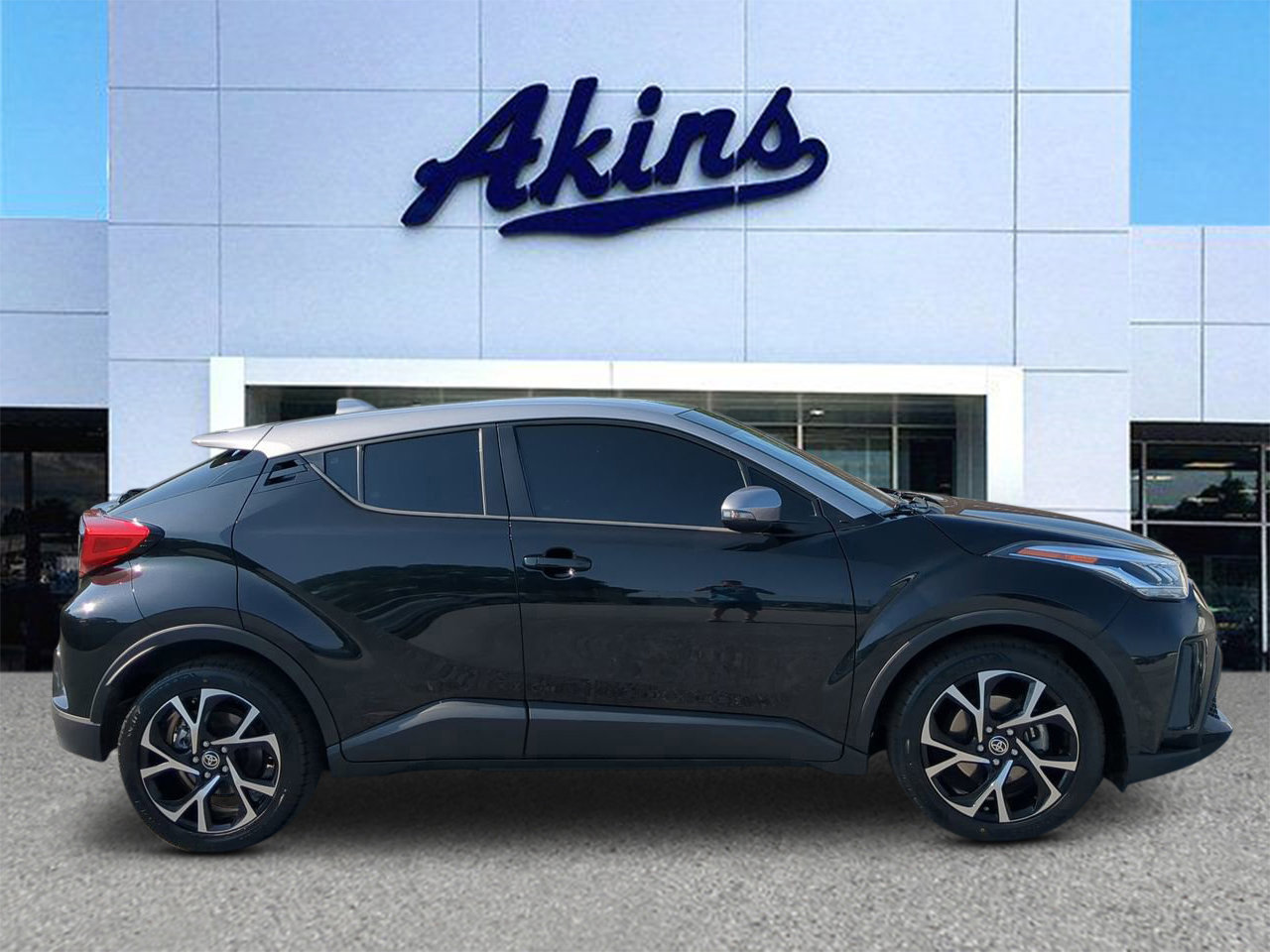Used 2020 Toyota C-HR XLE FWD image 1