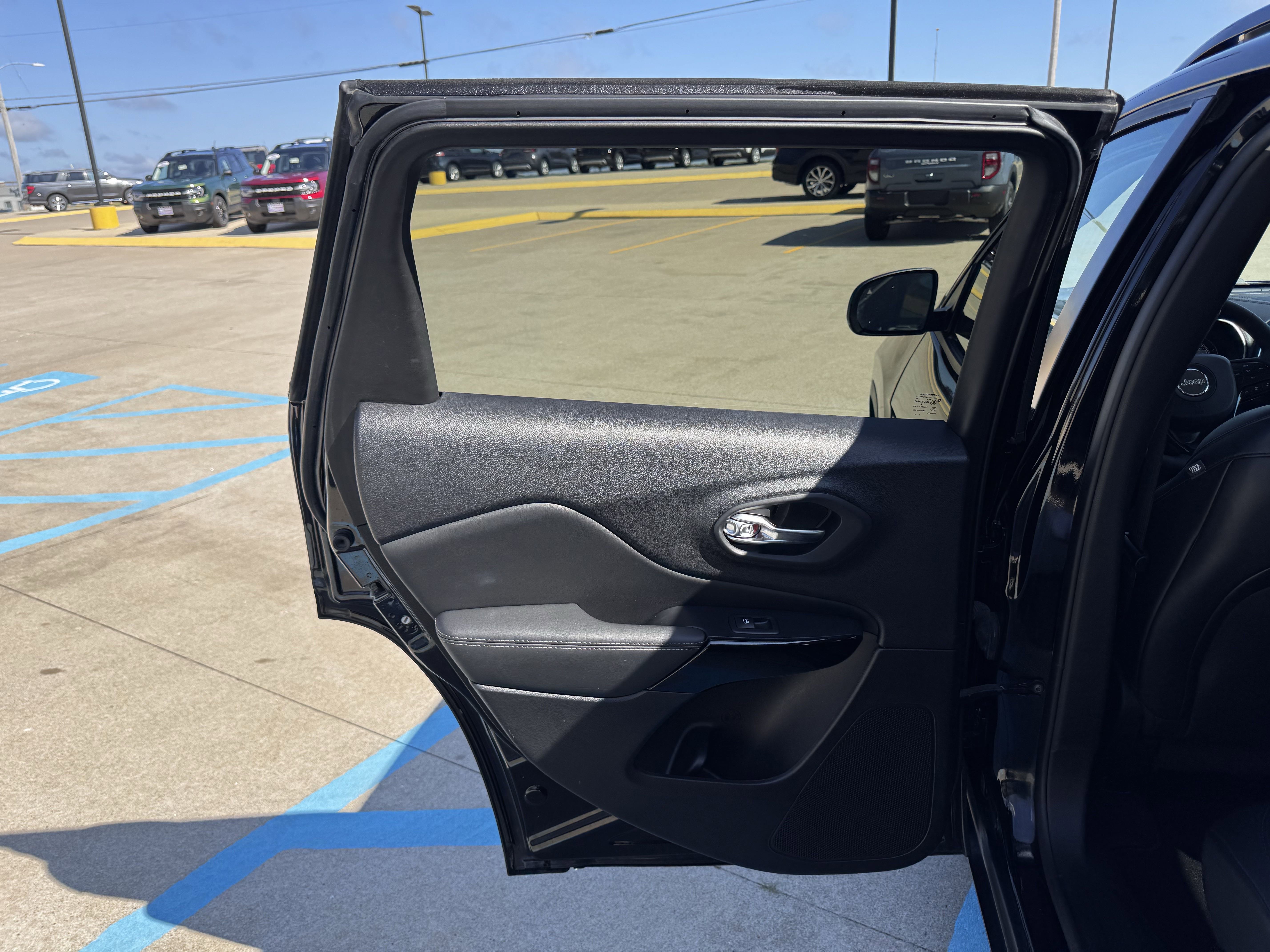 Used 2023 Jeep Cherokee Altitude Lux image 33