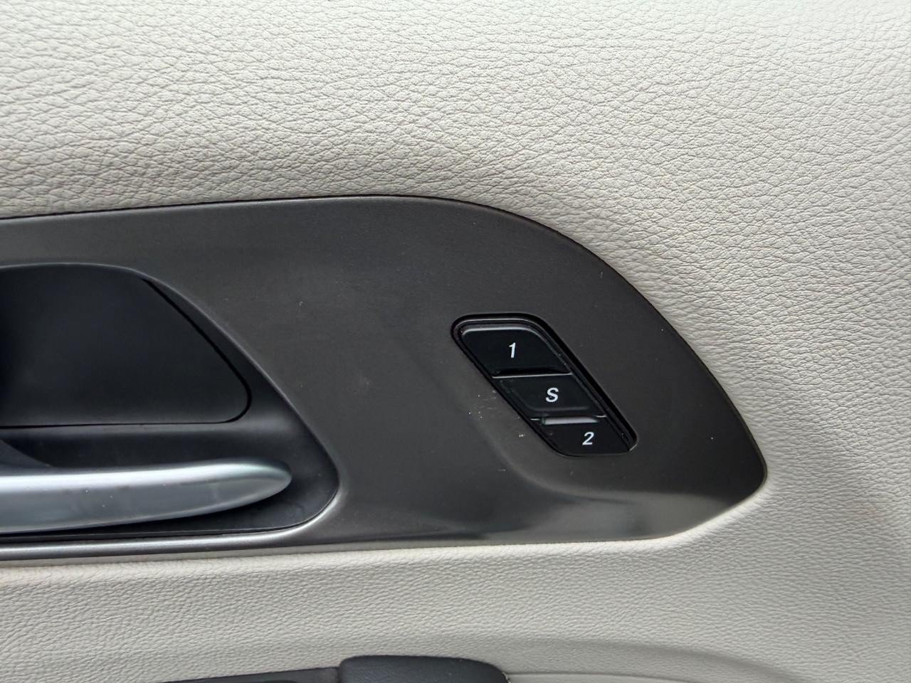 Used 2024 Chrysler Pacifica Touring-L FWD image 22