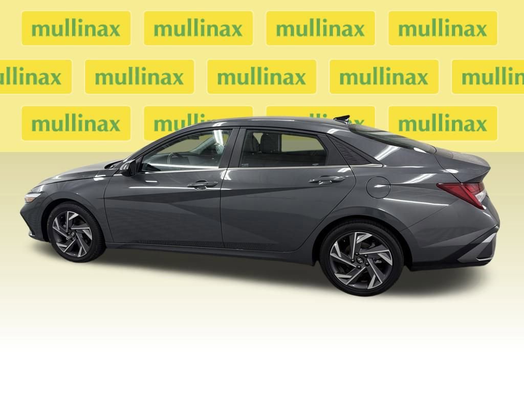 Used 2025 Hyundai Elantra SEL image 2
