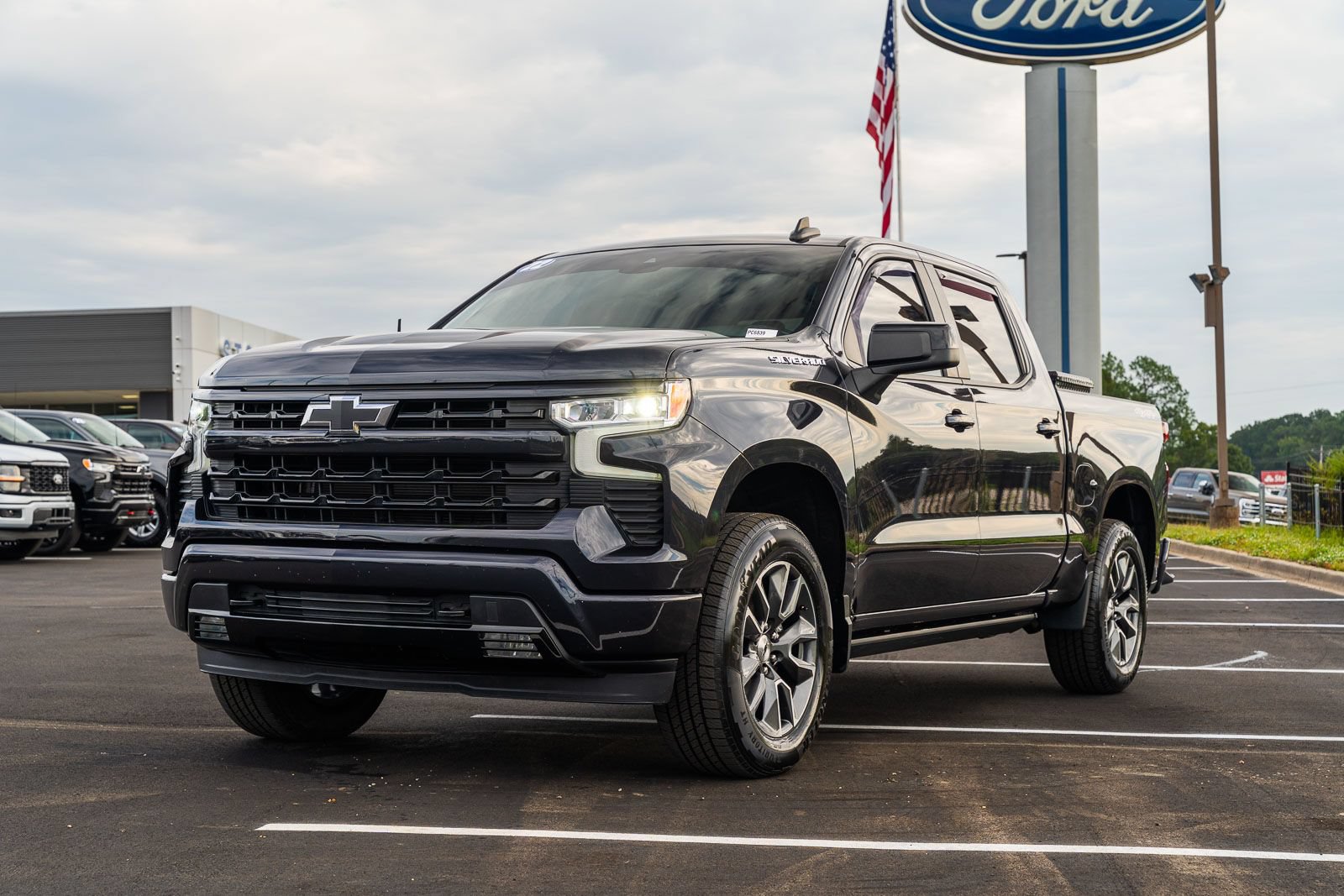 Used 2022 Chevrolet Silverado 1500 RST w/ Convenience Package II AWD/4WD image 3