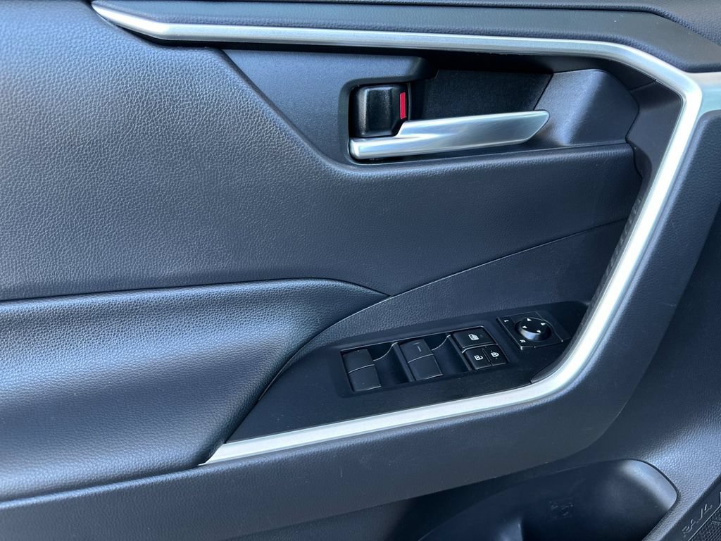 Used 2021 Toyota RAV4 XLE w/ Carpet Mat Package (TMS) FWD image 10