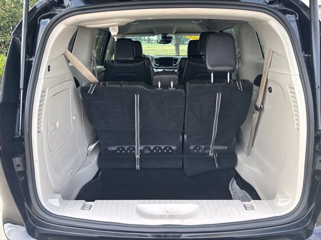 Used 2024 Chrysler Pacifica Limited FWD image 11
