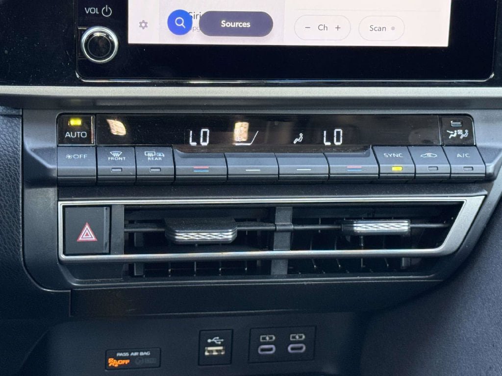 Used 2025 Toyota Camry LE FWD image 5