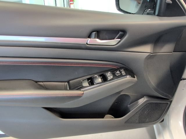 Used 2023 Nissan Altima 2.5 SR AWD/4WD image 14