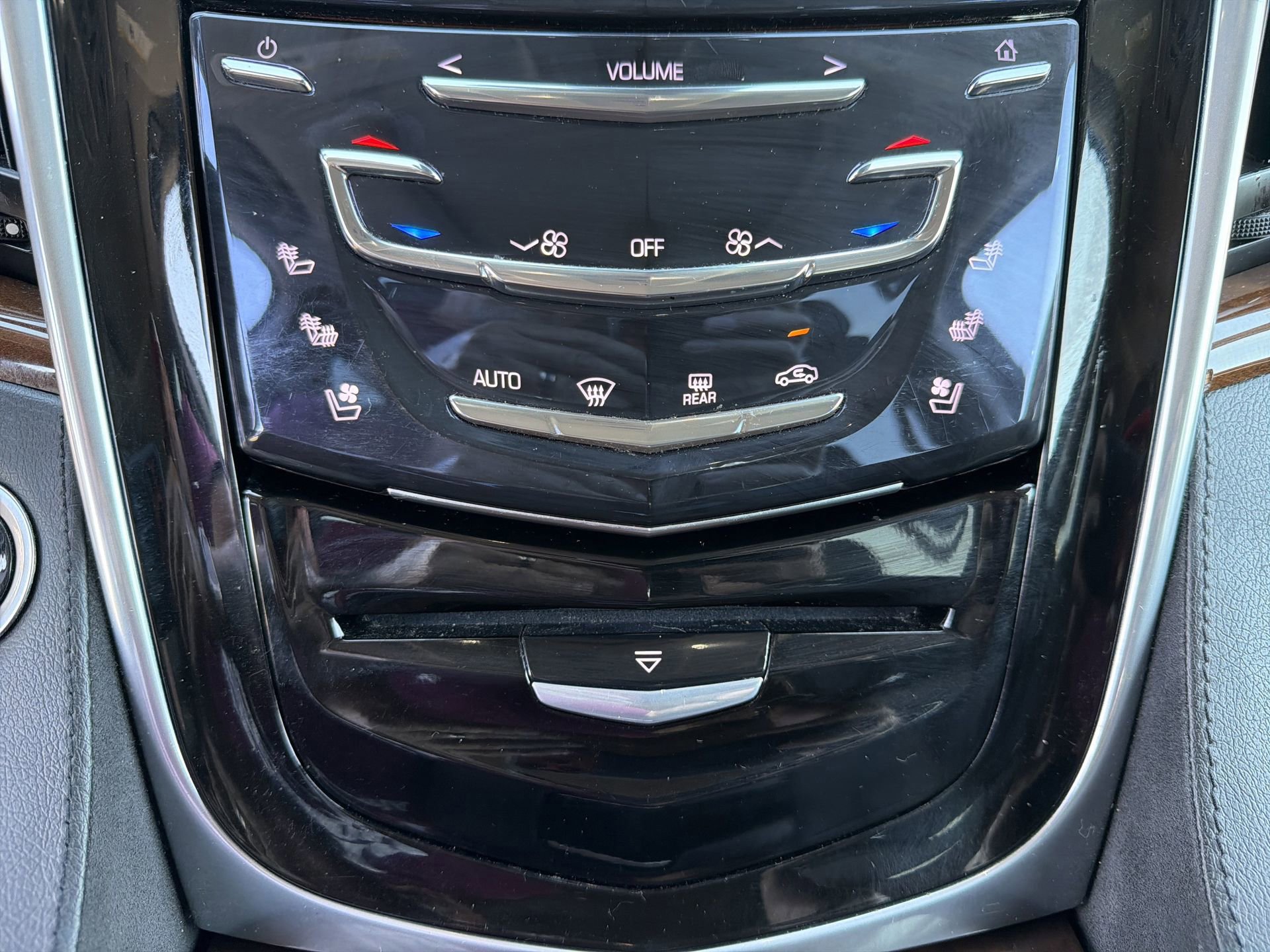 Used 2020 Cadillac Escalade Luxury w/ Escalade Sport Edition AWD/4WD image 16